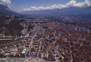 Vue aérienne du centre ville de Grenoble 1992