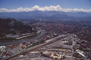 Vue aérienne de la gare et du centre ville de Grenoble 1988