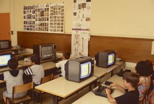 Découverte des premiers jeux vidéos à l'école primaire des pies 1992