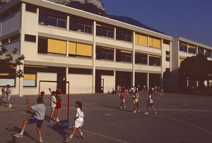 La cour de récréation de l'école des pies 1992