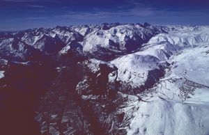 Vue aérienne de la vallée de l'oisans avec la station de l'Alpe d'Huez 1982