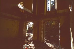 Intérieur en ruine d'une maison de maître à Rives 1984