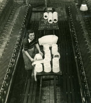 Une ouvrière dans l'usine de la viscose 1948