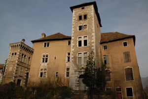 Le château de la Rochette avant sa restauration 2006