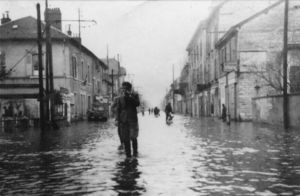 Innondations sur la place de Rébublique aujourd'hui l'avenue Ambroize Croisat 1936