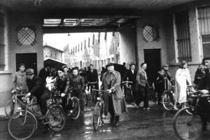 Sortie des ouvriers de l'usine Neyrpic 1950