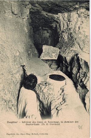 La Cheminée du diable à l'intérieur des cuves de Sassenage 1880