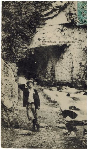 Un guide à la grotte carrée sortie des Cuves de Sassenage 1900