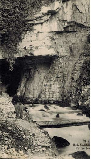 La passerelle devant la grotte carrée des Cuves de Sassenage 1880