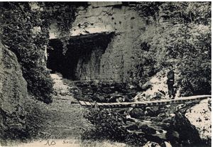 La passerelle devant la grotte carrée des Cuves de Sassenage 1895
