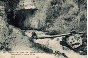 La passerelle devant la grotte carrée des Cuves de Sassenage 1890