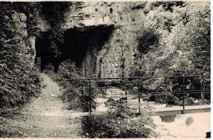 La passerelle devant la grotte carrée des Cuves de Sassenage 1920