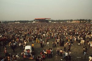 La foule rejoins la scène 1973