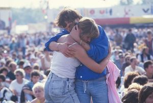 Couple enlacé pendant la fête de l'huma 1987