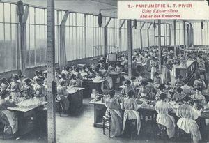 Parfumerie Piver-Atelier des Essences 1925