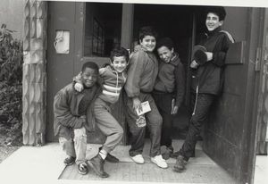 Portrait de jeunes adolescents dans la cité des 3000 1989