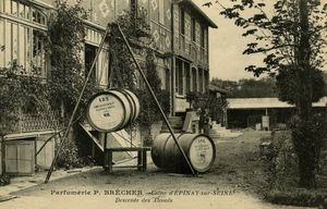Parfumerie P. Brécher-Usine-Descente des alcools 1920