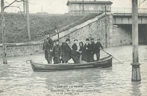 Crue de la Seine-Un des canots transbordeurs 1910