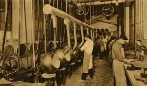 Atelier de dragéification des laboratoires des pastilles M.B.C 1930