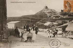 La terrasse de l'auberge et le sommet du Puy de Dôme 1925