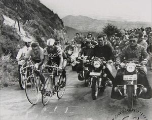 Coudes à coudes mythique entre Poulidor et Anquetil sur le Puy de Dôme 1964