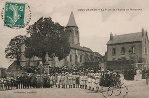 La place de l'église un dimanche 1910