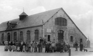 Groupe d'employés devant la poissonnerie 1890