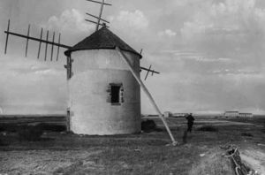 Moulin à vent avec en arrière-plan la minoterie de Ludré 1890