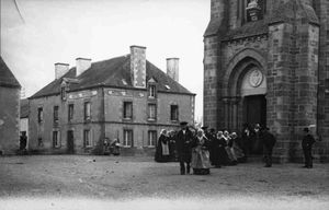 Cortège de noce sortant de l'église devant l'hôtel Roussel 1890
