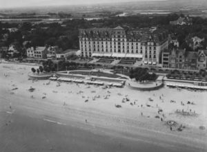 La Plage et l'Hôtel Hermitage 1935