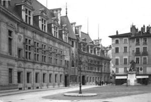 Vue de l'ancien Palais du parlement du Dauphiné depuis la place Saint-Bruno 1915