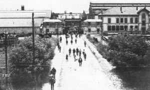 Entrée des ouvrier à Bouchayer - Viallet 1908