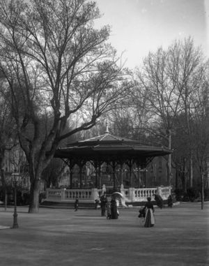 Vue sur le kiosque du Jardin de Ville 1920