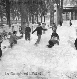 Enfants jouant dans la neige au Jardin de Ville 1950