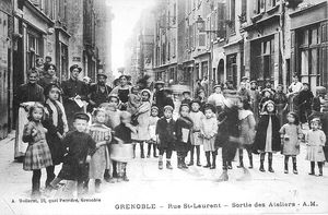 Rue Saint-Laurent, sortie des ateliers 1910