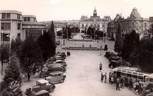 Vichy, voitures place Charles de Gaulle, et l'Hôtel de Ville 1950