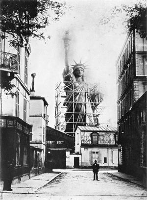 La statue de la Liberté émergeant des ateliers du fondeur Gayet 1883