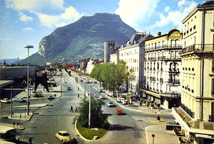 Place de la Gare de Grenoble, le stabile de Calder 1975