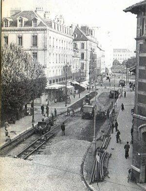 Lors de la dépose des rails de l'ancien tram 1951