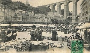 MORLAIX, La Place Thiers un jour de marché 1900