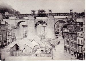 Construction du premier étage du viaduc (vers 1863), le passage piétonnier 1880