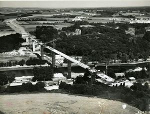 Construction du nouveau pont routier, sur la rivière de Morlaix : la voie expresse Rennes-Brest 1960