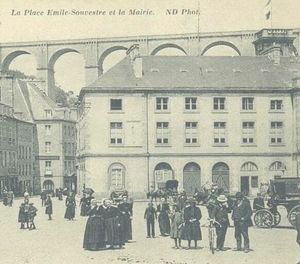 La place Emile Souvestre et la Mairie  1900