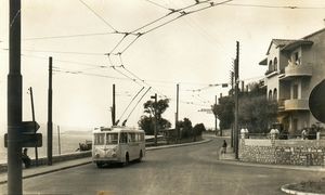 Bd du Littoral au rond-point du terminus, un trolleybus Vectra arrive 1950