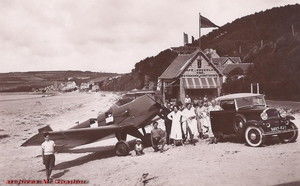 Le Farman 232 de M. Coadou devant le club house de l'aérodrome de St Michel en Grèves 1932
