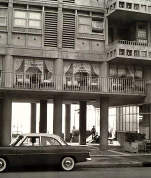 Immeuble de la Frontale, ouverture de guichets sous les pilotis 1952