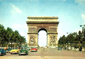 Véhicules devant l'Arc de Triomphe 1955