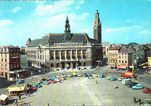 Véhicules garés devant l'Hôtel de Ville 1965