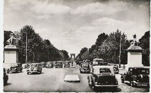 Véhicules anciens sur les Champs Elysées 1935