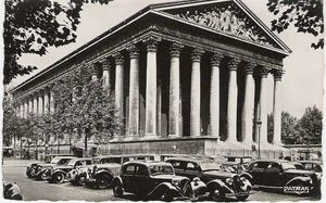 Anciens véhicules devant l'église de la Madeleine 1935